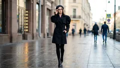 ファーと白いスニーカーの時代は終わった。2026年の、本当に機能する新しい定番スタイルがここにある。