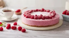 しっとりとして軽やか、しかも焼く必要なし。誰もが夢中になること間違いなしの、ラズベリーの夢のようなスイーツ。