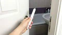  月に一度、バスルームに行くときは普通のろうそくを持っていく。そうすれば、一度に3つの問題が解決する。