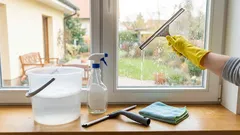 冬が終わった後の窓掃除を手間なく：水跡を残さず、ガラスを完璧な透明感に戻す簡単な方法