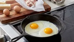 完璧なスクランブルエッグを作るには冷たいフライパンが必要な理由：あなたの朝を変えるテクニック