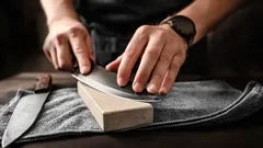 水砥石を使ってナイフを研ぐ方法：完璧な切れ味を実現する5つの簡単なステップ。