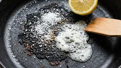 古くなった鍋も新品のようにピカピカに:焦げ付きを素早く落とす方法を覚えておきましょう