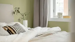 ベッドのヘッドボードを窓の方に向けない方がいいのは、風が吹き込むだけでなく、安心感も損なわれるからです。