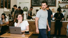 恋をしているのにそれを隠している人の6つの兆候