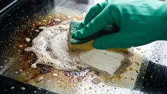 オーブンのガラスが鏡のようにピカピカに：家庭にあるもので、頑固な汚れもきれいに落とせます