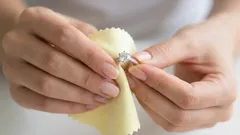 宝飾職人が、一般的な家庭用洗剤を使ってジュエリーを掃除する方法を実演します。