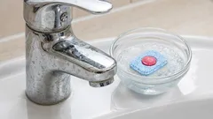 バスルームに食器洗い機用タブレット？この裏技を使えば、ブラシでこすらずに汚れを落とせます。